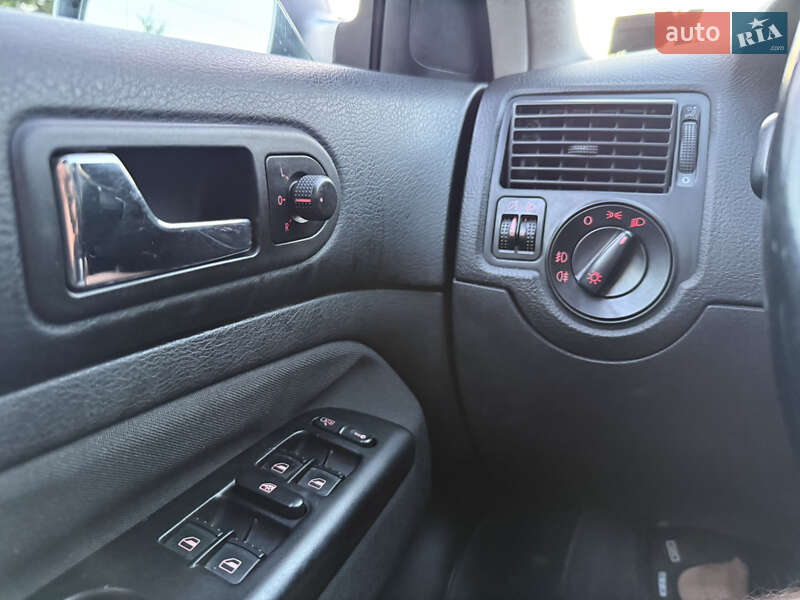 Хэтчбек Volkswagen Golf 2003 в Львове