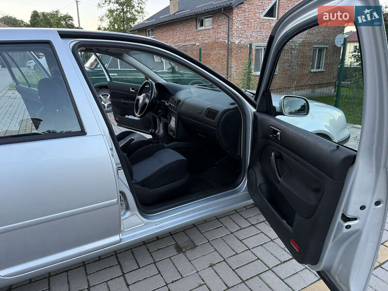 Хэтчбек Volkswagen Golf 2003 в Львове