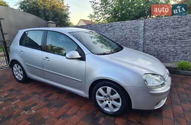 Хэтчбек Volkswagen Golf 2005 в Ровно