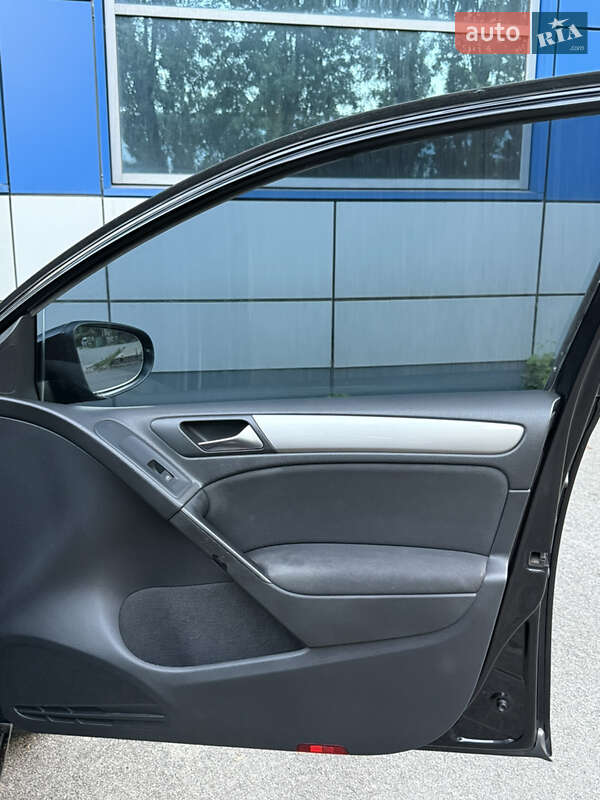 Хэтчбек Volkswagen Golf 2010 в Киеве