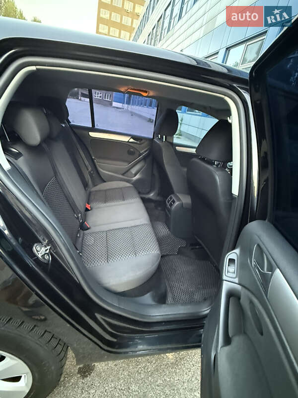 Хэтчбек Volkswagen Golf 2010 в Киеве