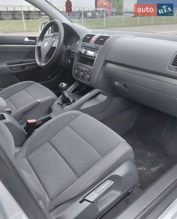 Хетчбек Volkswagen Golf 2005 в Ковелі