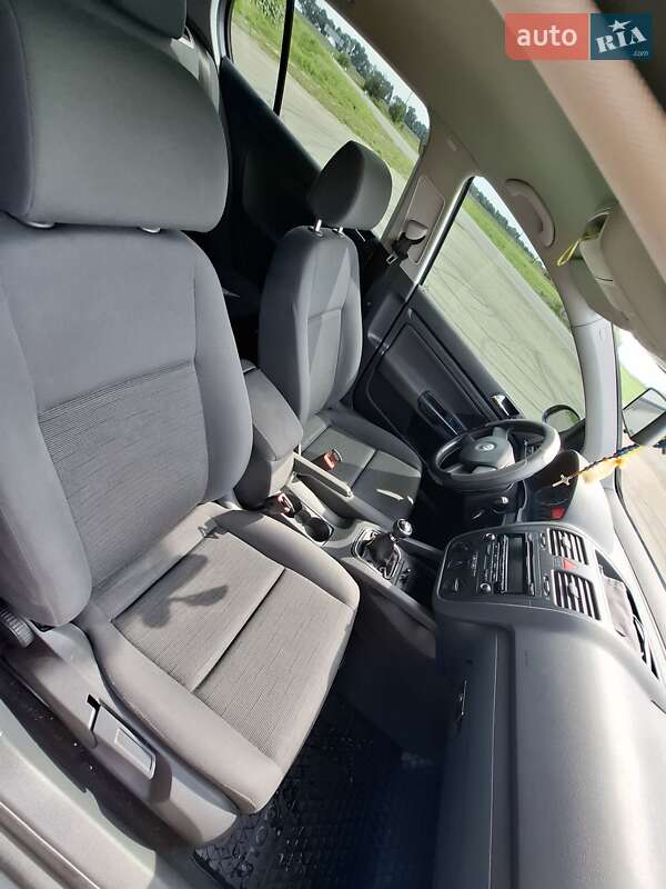 Хетчбек Volkswagen Golf 2005 в Конотопі