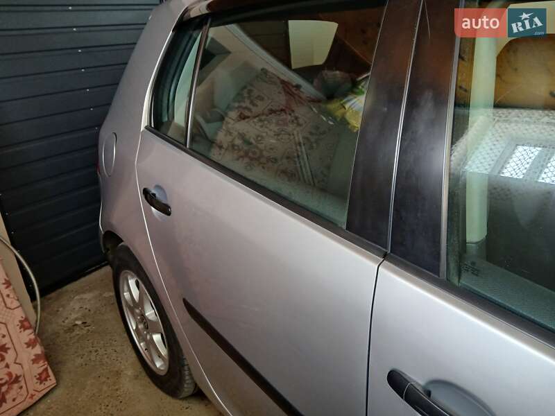 Хэтчбек Volkswagen Golf 2004 в Черновцах