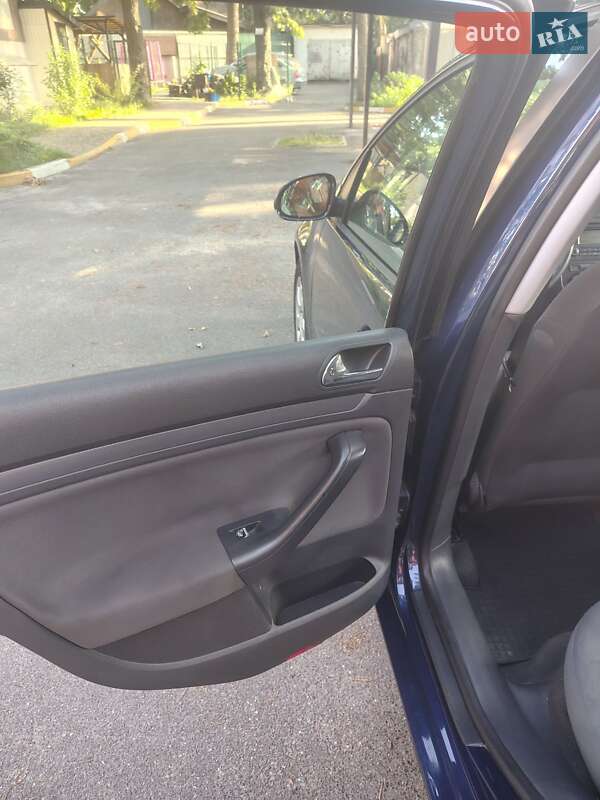 Хетчбек Volkswagen Golf 2004 в Благовіщенську