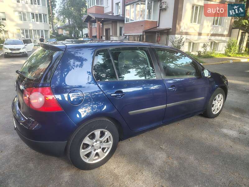 Хетчбек Volkswagen Golf 2004 в Благовіщенську