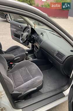 Хэтчбек Volkswagen Golf 1999 в 