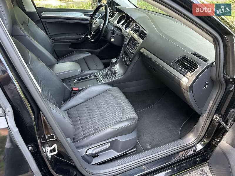 Хэтчбек Volkswagen Golf 2015 в Киеве