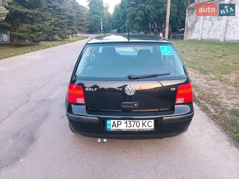 Хетчбек Volkswagen Golf 2002 в Запоріжжі