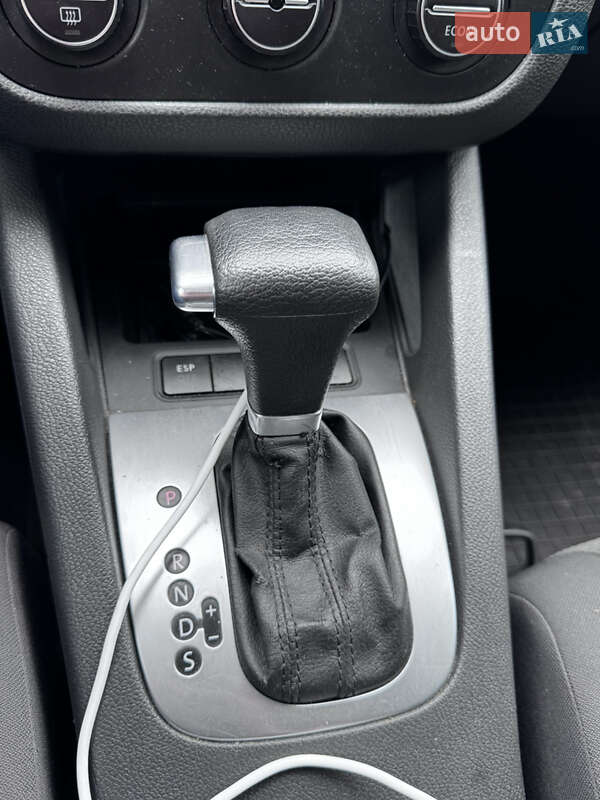 Хэтчбек Volkswagen Golf 2005 в Львове