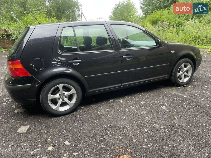Хетчбек Volkswagen Golf 2003 в Луцьку