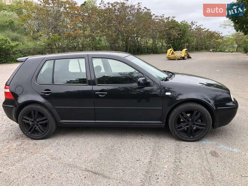 Хэтчбек Volkswagen Golf 2003 в Одессе