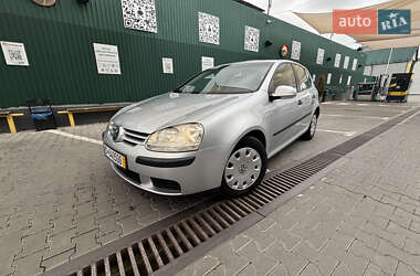 Хетчбек Volkswagen Golf 2005 в Чернівцях