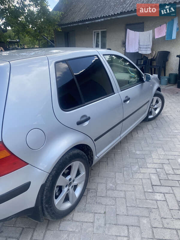 Хетчбек Volkswagen Golf 2002 в Почаєві