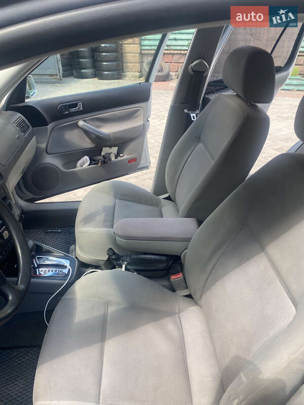 Хетчбек Volkswagen Golf 2002 в Почаєві