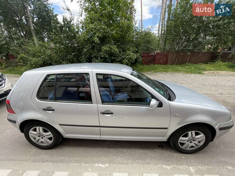 Хэтчбек Volkswagen Golf 2001 в Ирпене