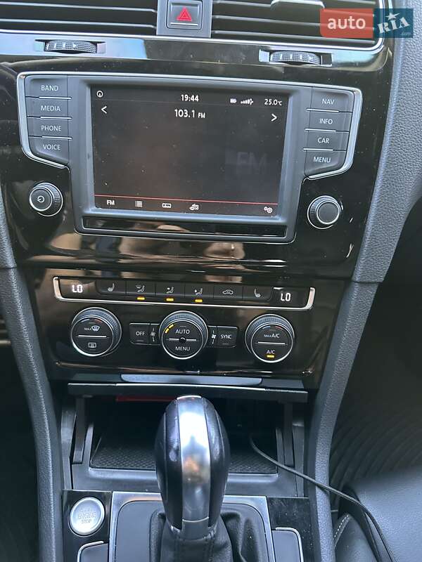 Хетчбек Volkswagen Golf 2015 в Києві