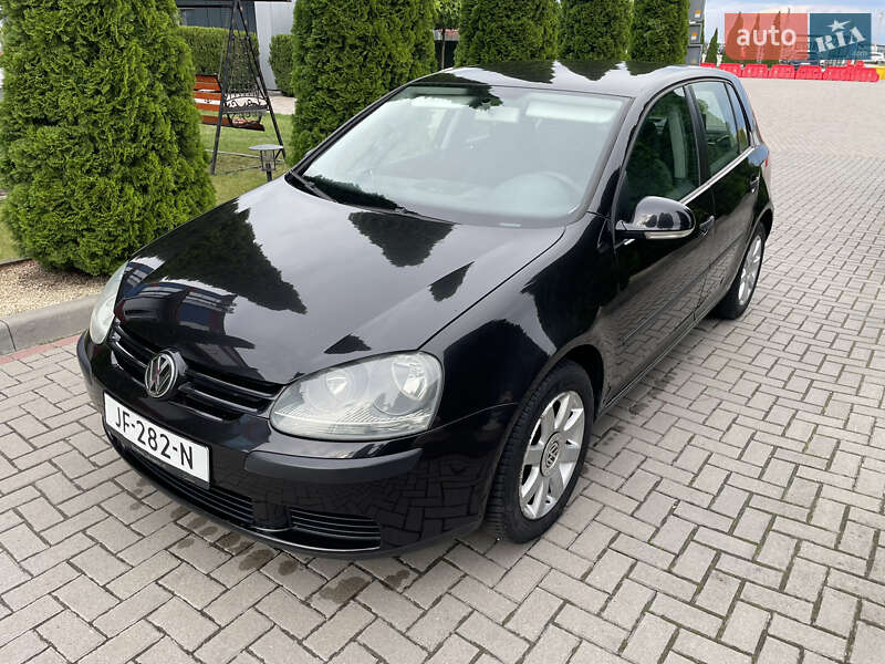 Хэтчбек Volkswagen Golf 2003 в Городке