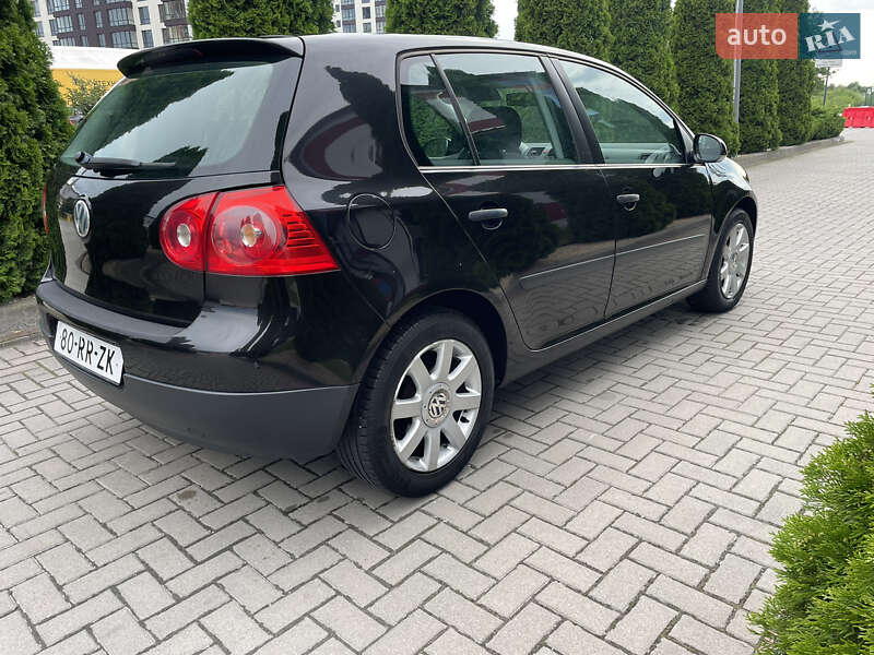 Хэтчбек Volkswagen Golf 2003 в Городке