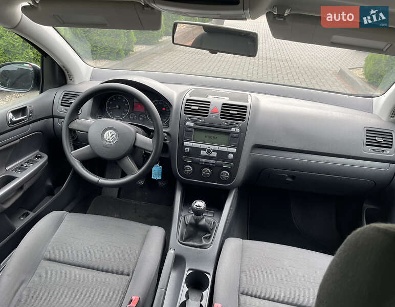 Хэтчбек Volkswagen Golf 2003 в Городке