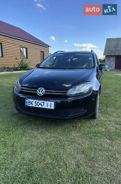 Универсал Volkswagen Golf 2010 в Вараше