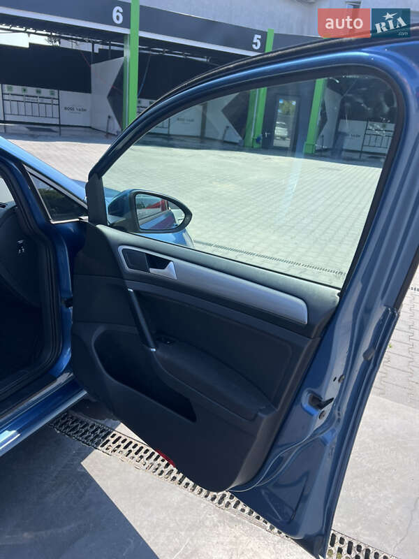 Універсал Volkswagen Golf 2015 в Чернівцях