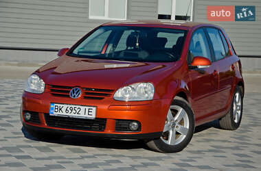 Хэтчбек Volkswagen Golf 2006 в Сарнах