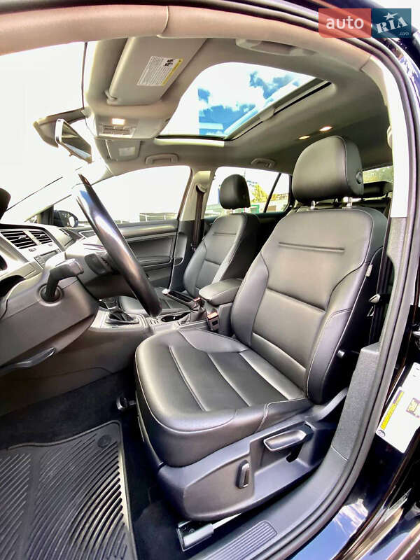 Хэтчбек Volkswagen Golf 2017 в Киеве