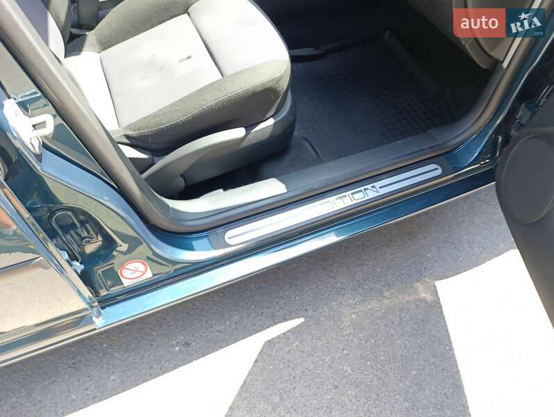 Хетчбек Volkswagen Golf 2001 в Дніпрі