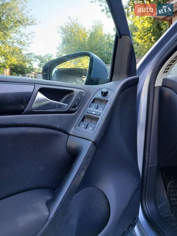 Хэтчбек Volkswagen Golf 2010 в Полтаве