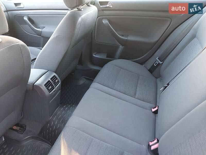 Хетчбек Volkswagen Golf 2005 в Сумах