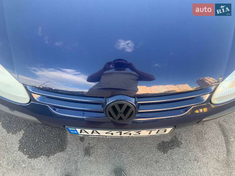 Хэтчбек Volkswagen Golf 2005 в Киеве