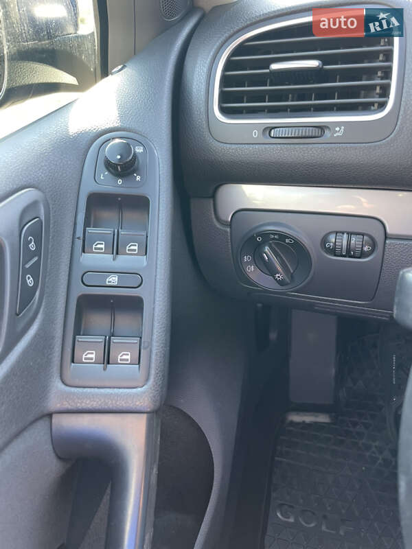 Хэтчбек Volkswagen Golf 2010 в Одессе