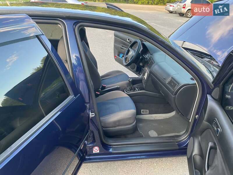 Хетчбек Volkswagen Golf 2002 в Харкові