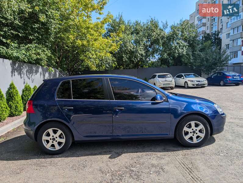 Хэтчбек Volkswagen Golf 2005 в Киеве
