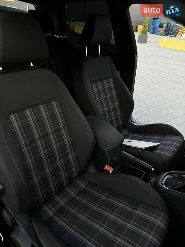 Хетчбек Volkswagen Golf 2012 в Тернополі