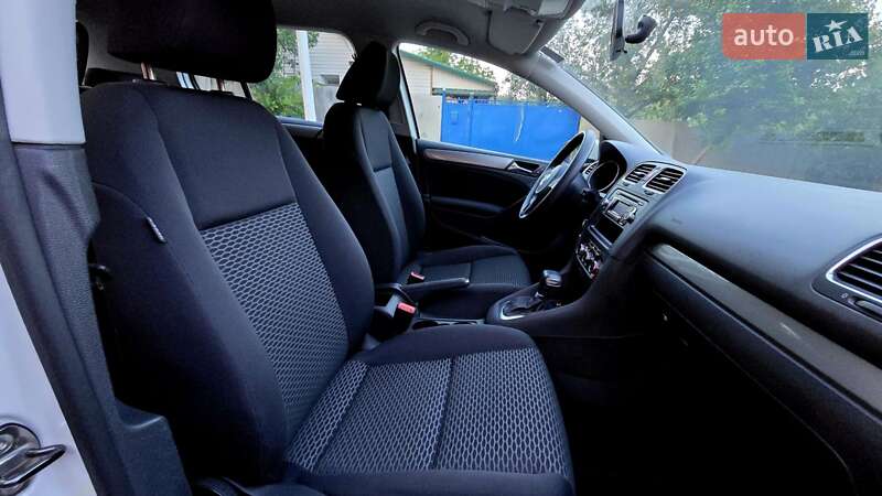 Хэтчбек Volkswagen Golf 2010 в Полтаве