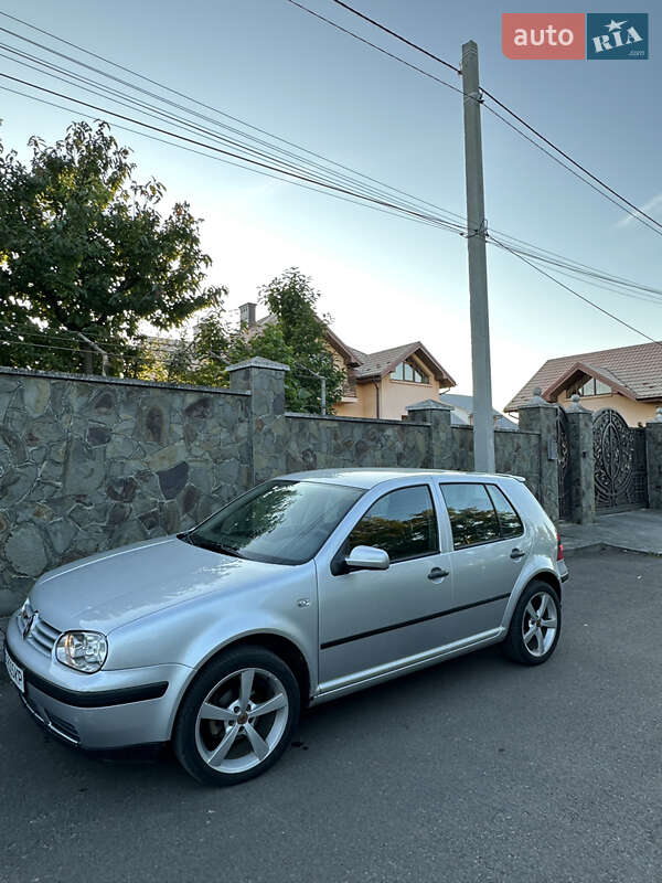 Хетчбек Volkswagen Golf 2001 в Львові