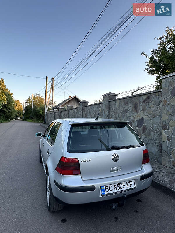 Хетчбек Volkswagen Golf 2001 в Львові