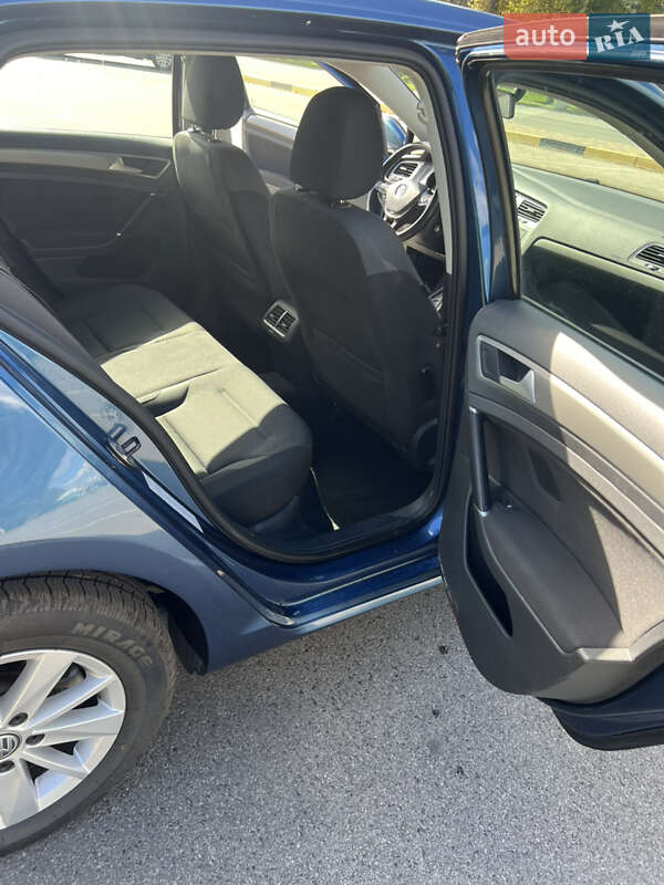Хетчбек Volkswagen Golf 2017 в Києві