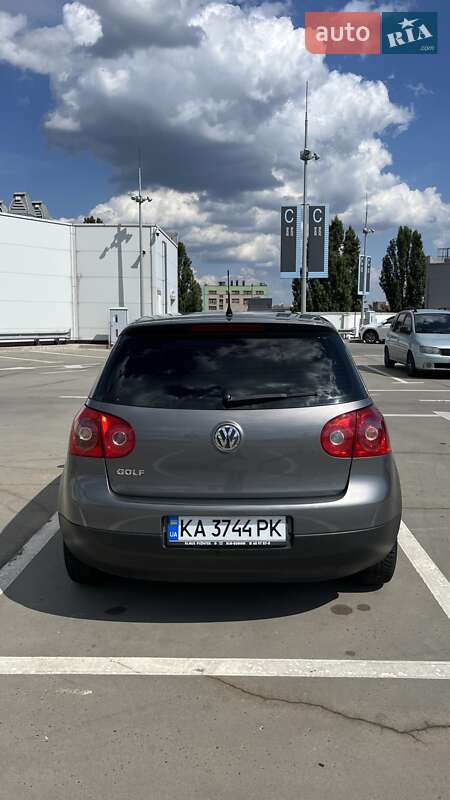 Хэтчбек Volkswagen Golf 2005 в Киеве
