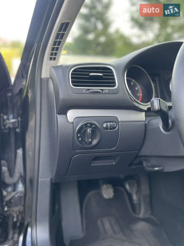 Хетчбек Volkswagen Golf 2010 в Львові