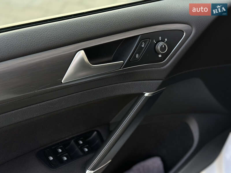 Універсал Volkswagen Golf 2017 в Ужгороді