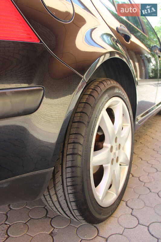 Хетчбек Volkswagen Golf 2003 в Дніпрі