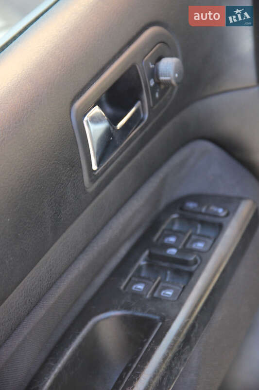 Хетчбек Volkswagen Golf 2003 в Дніпрі