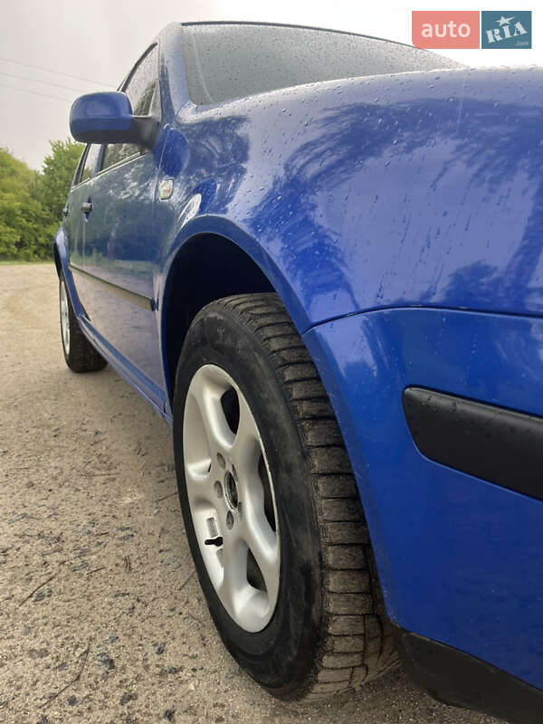 Хетчбек Volkswagen Golf 2002 в Красилові