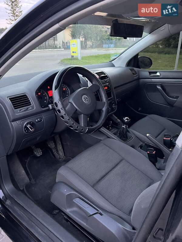 Хетчбек Volkswagen Golf 2004 в Бродах