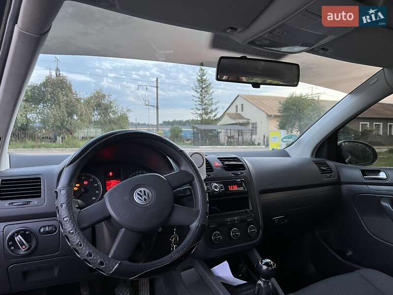 Хетчбек Volkswagen Golf 2004 в Бродах