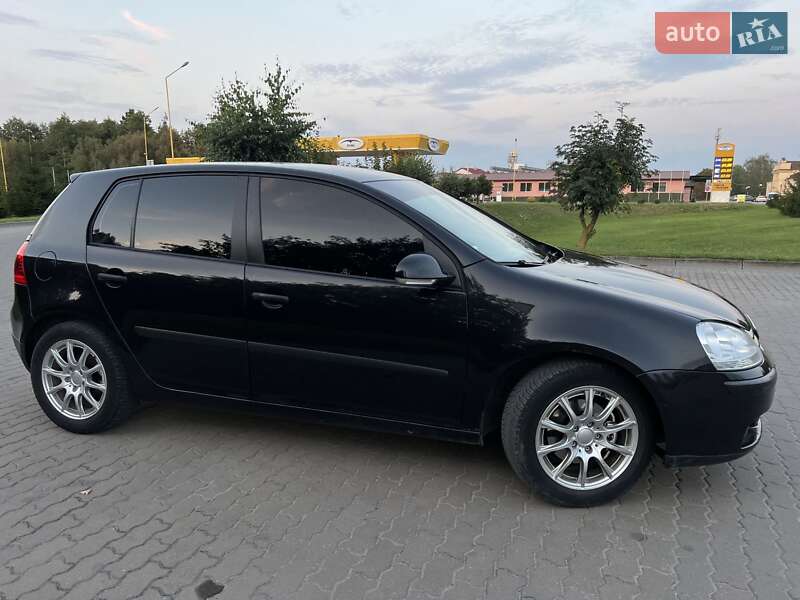 Хетчбек Volkswagen Golf 2004 в Бродах