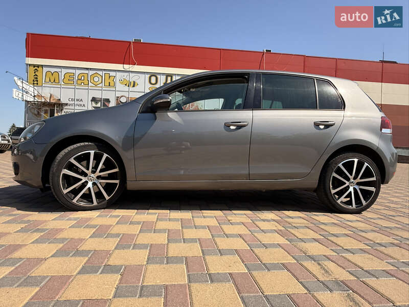 Хетчбек Volkswagen Golf 2009 в Гайсину
